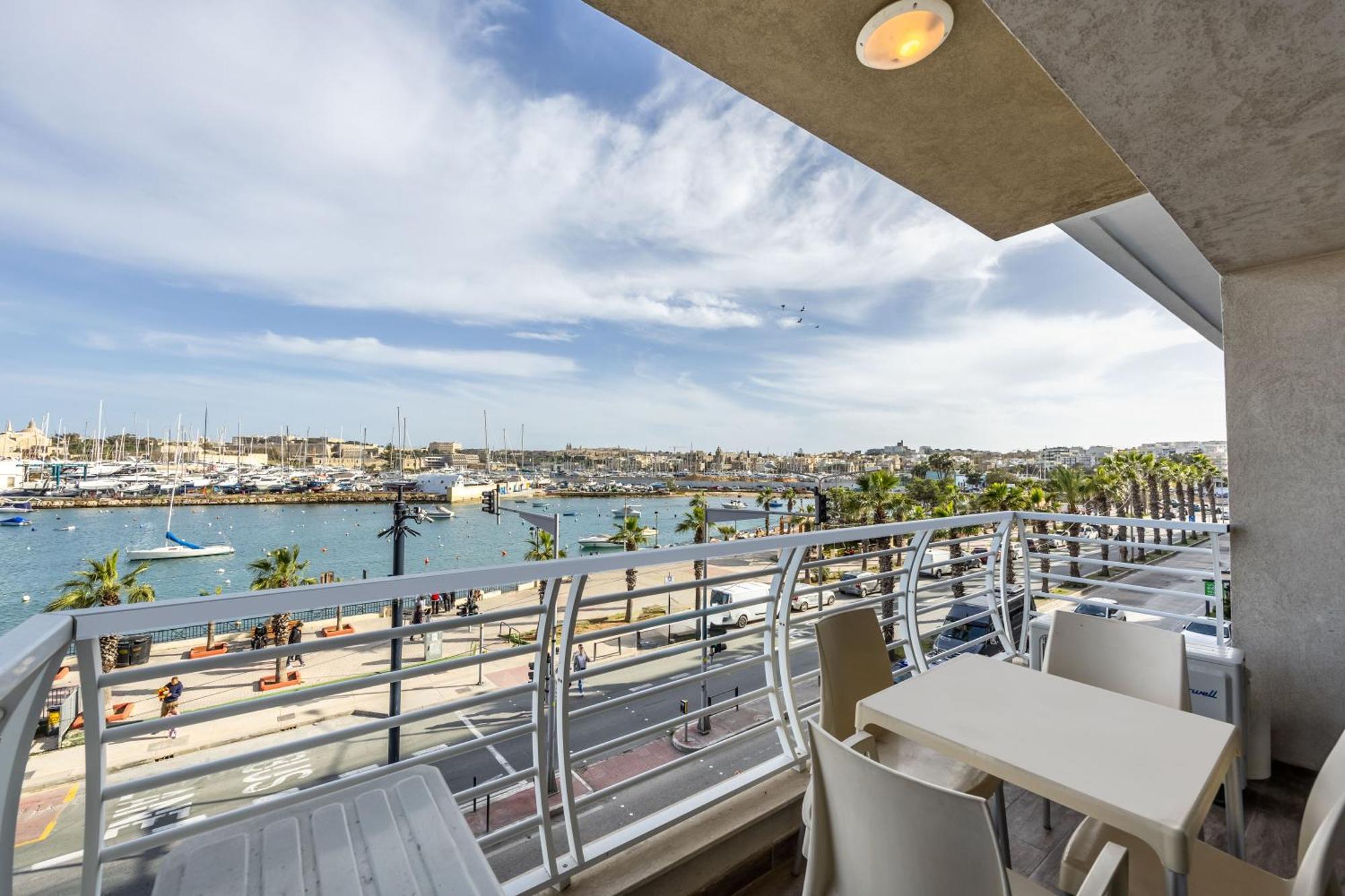 Large & Modern 3br Seafront With Large Balcony - Close To Saint Julian's, Sliema, & Manoel Island * Gzira