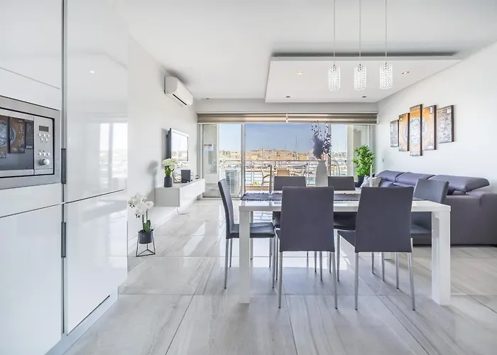 Large & Modern 3Br Seafront Apartment With Large Balcony - Close To Saint Julian\'S, Sliema, & Manoel Island