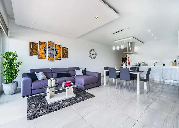 Large & Modern 3Br Seafront Apartment With Large Balcony - Close To Saint Julian\'S, Sliema, & Manoel Island