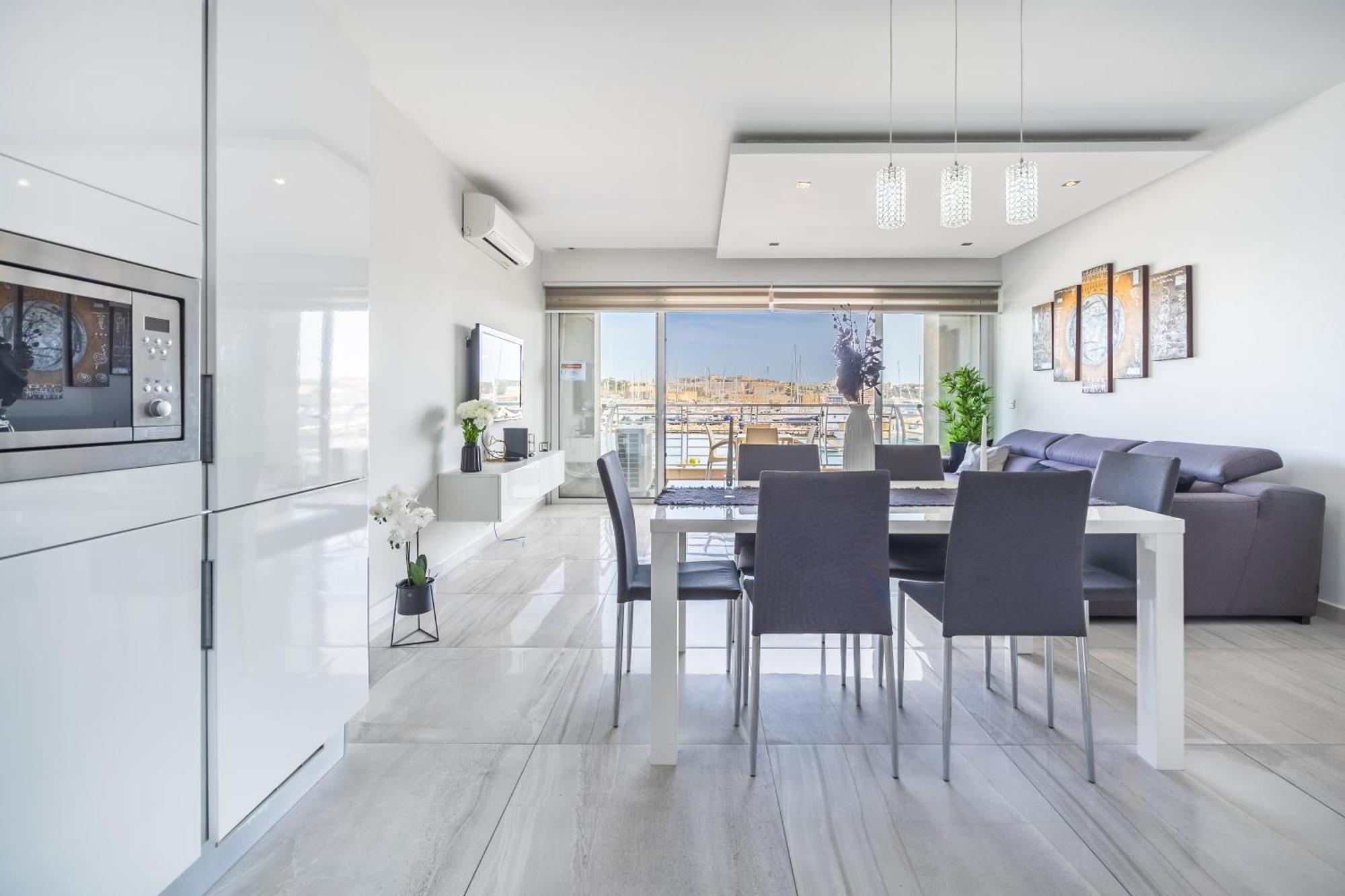 Apartment Large & Modern 3br Seafront With Large Balcony - Close To Saint Julian's, Sliema, & Manoel Island