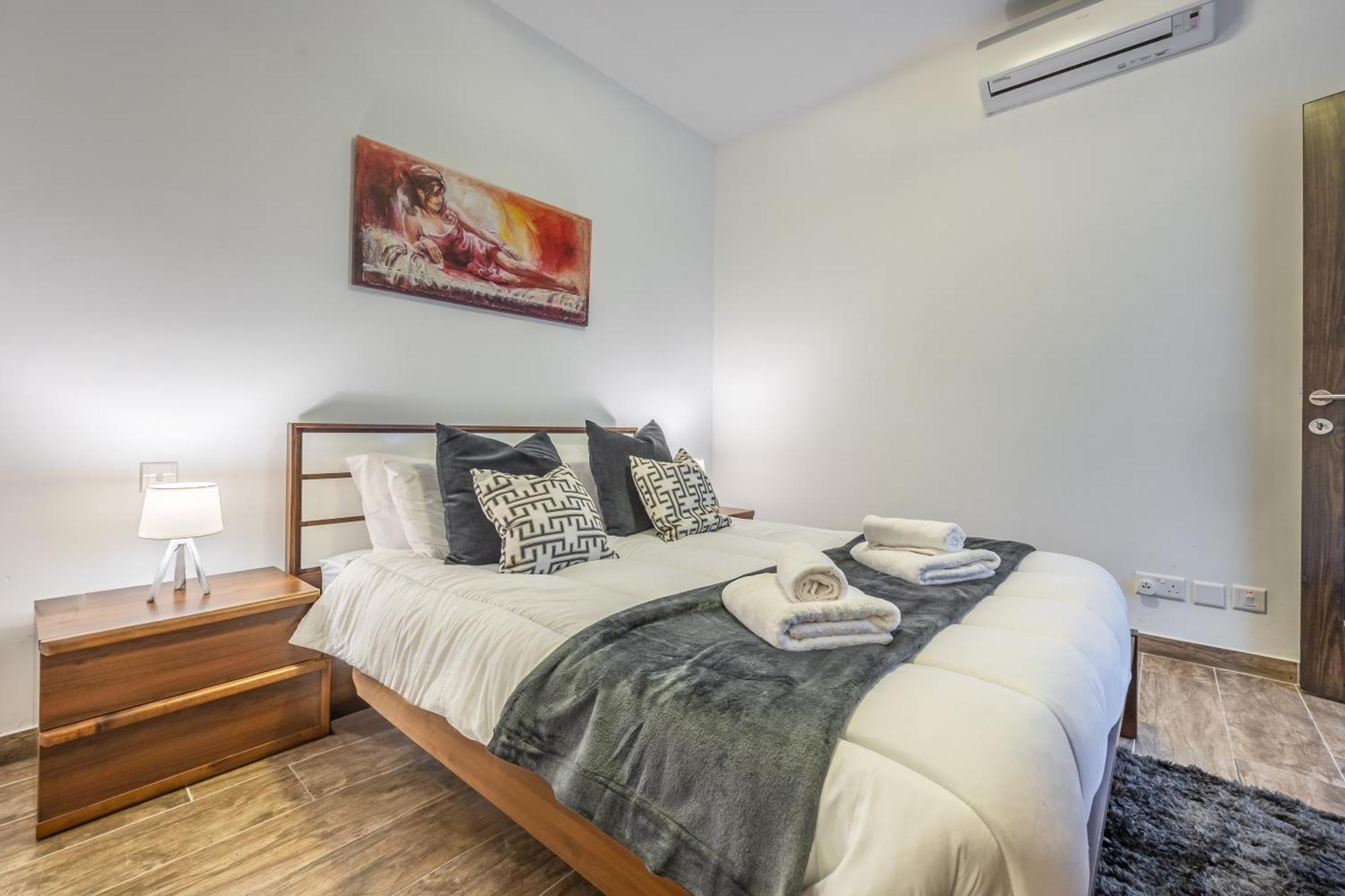 Large & Modern 3br Seafront With Large Balcony - Close To Saint Julian's, Sliema, & Manoel Island Gzira