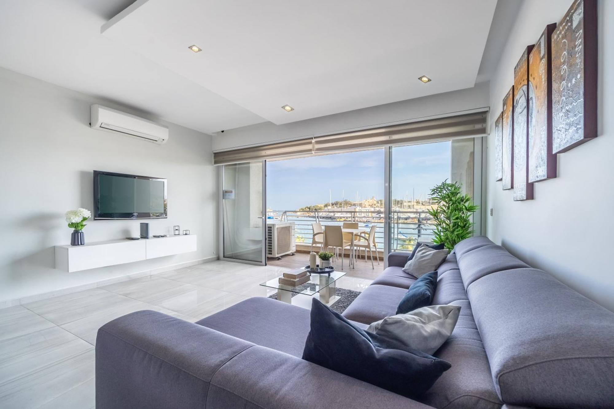 Large & Modern 3br Seafront With Large Balcony - Close To Saint Julian's, Sliema, & Manoel Island *