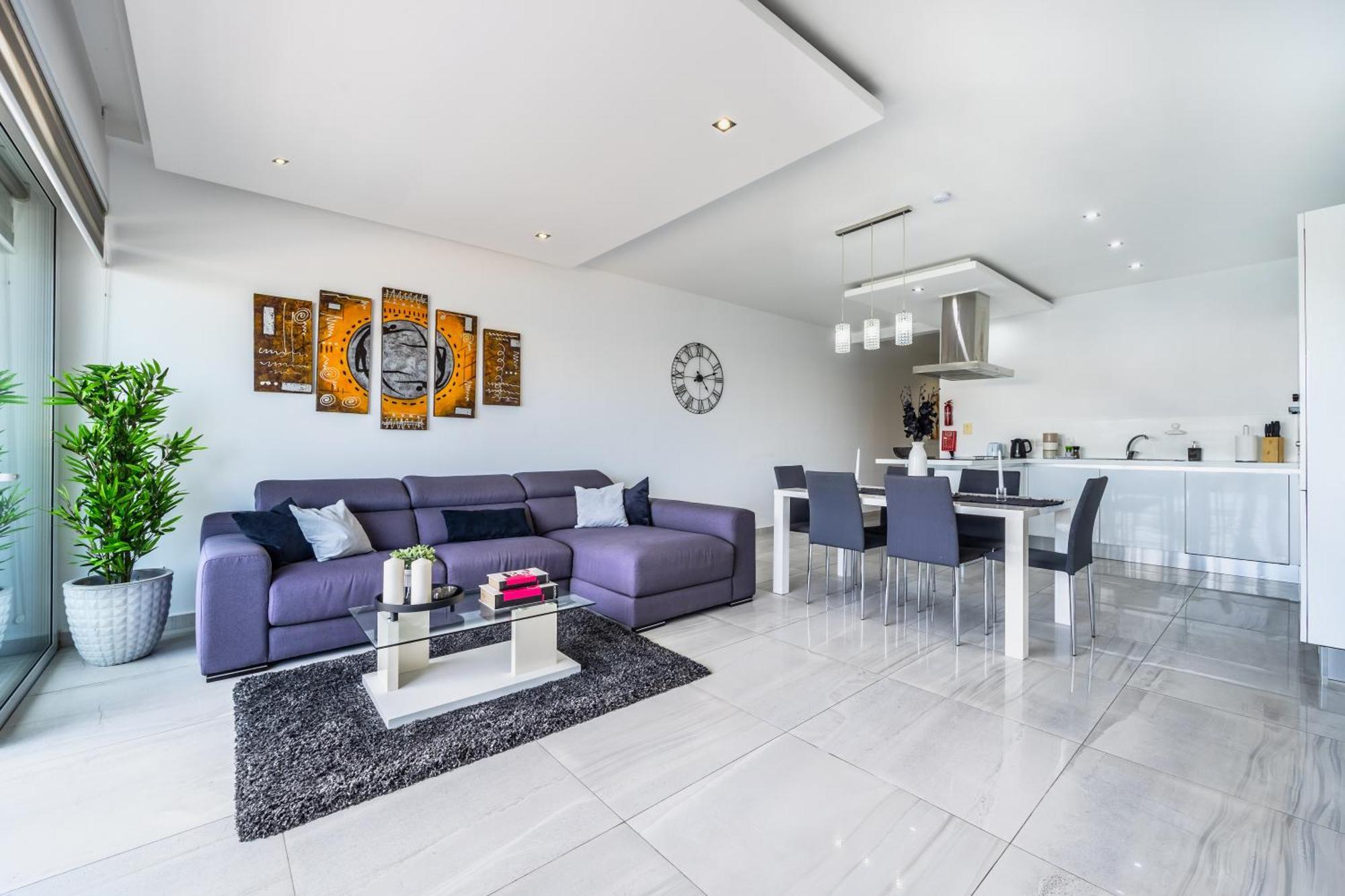 Large & Modern 3br Seafront With Large Balcony - Close To Saint Julian's, Sliema, & Manoel Island Apartment *