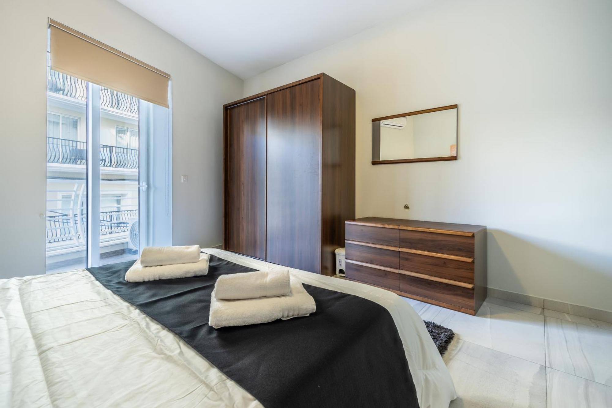 Large & Modern 3br Seafront With Large Balcony - Close To Saint Julian's, Sliema, & Manoel Island