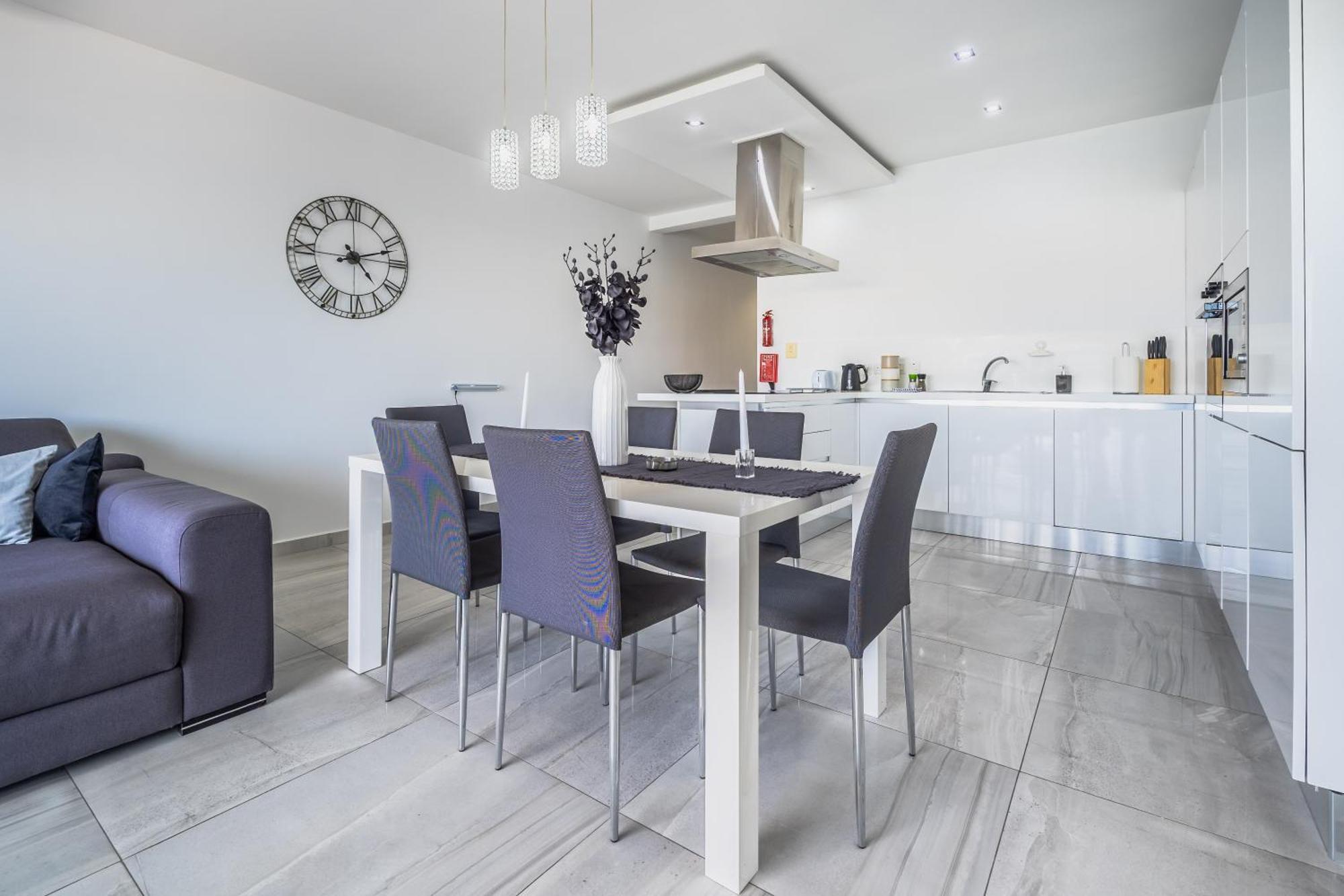 Large & Modern 3br Seafront With Large Balcony - Close To Saint Julian's, Sliema, & Manoel Island *