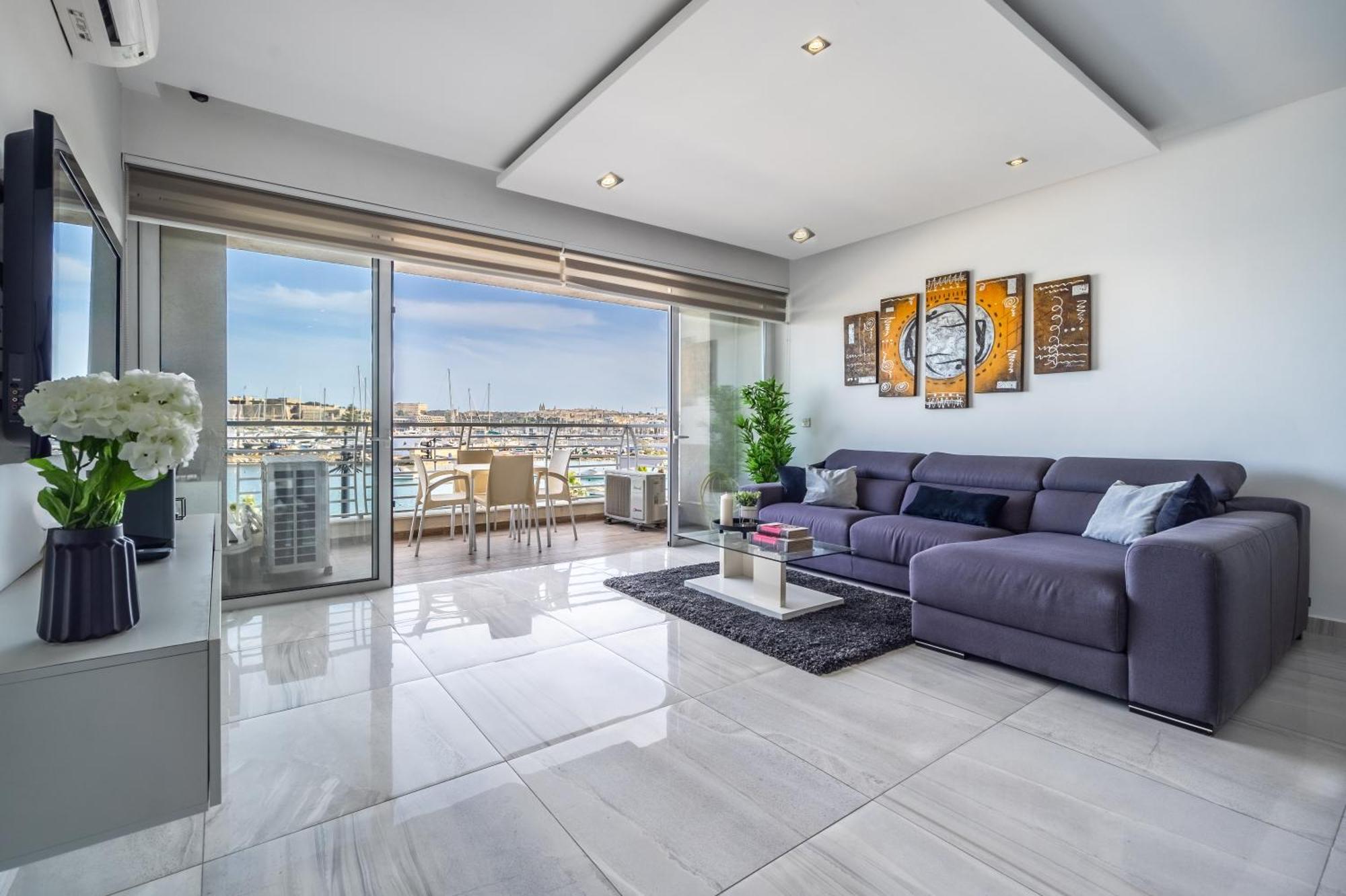 Apartment Large & Modern 3br Seafront With Large Balcony - Close To Saint Julian's, Sliema, & Manoel Island *