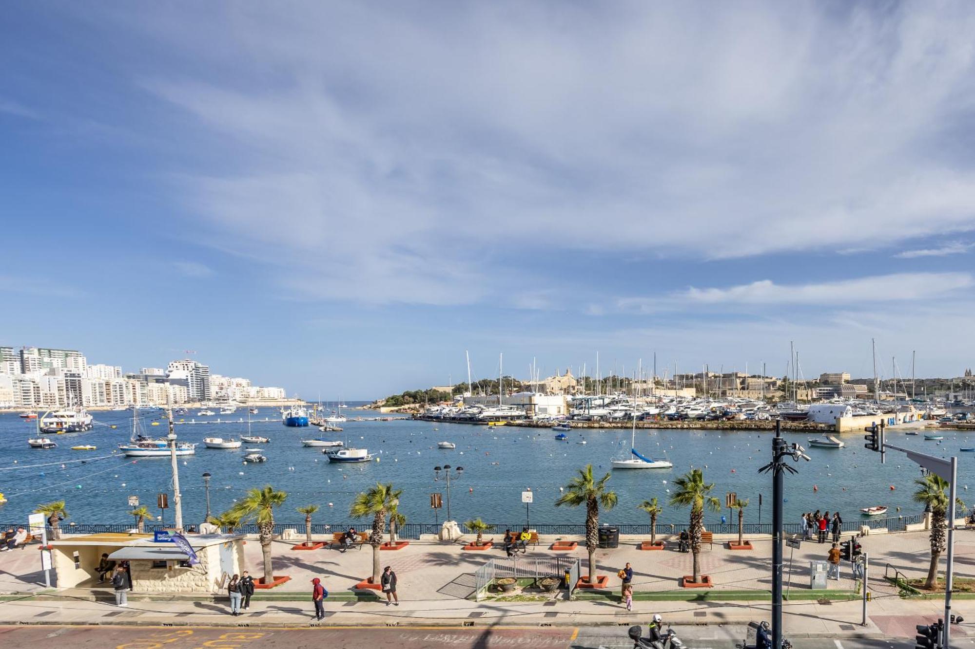 Large & Modern 3br Seafront With Large Balcony - Close To Saint Julian's, Sliema, & Manoel Island